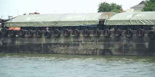 在Koh kert附近的Chao Phraya河上装载物资的船只