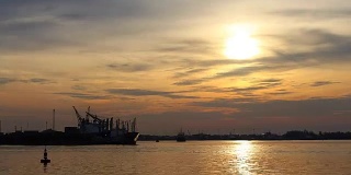 时间流逝-航运通过海港和海景在晚上，日落与水的反射