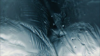 水在玻璃上结冰，形成一种结霜的图案视频素材模板下载