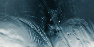 水在玻璃上结冰，形成一种结霜的图案