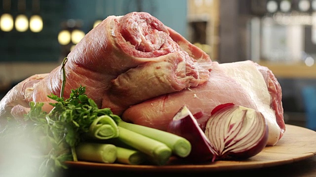 生猪肉放在盘子里，旁边是蔬菜