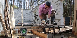 工人用圆锯切割木板。