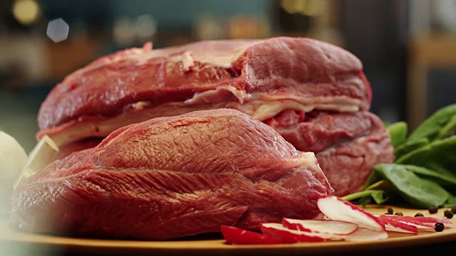 装在盘子里的生小牛肉，配料放在旁边