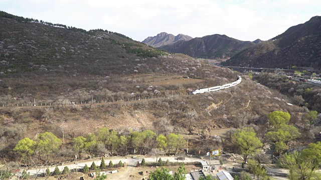 列车通过居庸关长城的实时画面，北京，中国