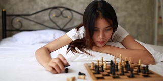 年轻女子下棋