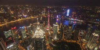 从白天到晚上的上海天际线鸟瞰图