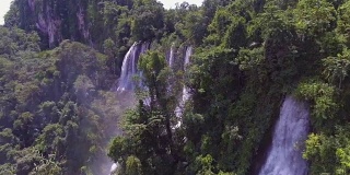 高空摄影拍摄森林深处的大瀑布