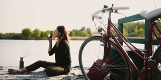 女人在湖边野餐