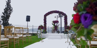 户外婚礼走道上的鲜花装饰