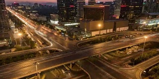 T/L WS HA ZO多重高速公路尖峰时间交通，白天到晚上过渡/北京，中国