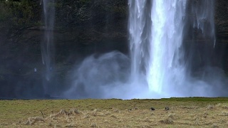 冰岛Seljalandsfoss瀑布的慢镜头视频素材模板下载