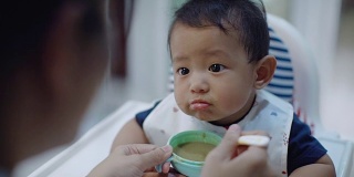 可爱的婴儿吃婴儿食品