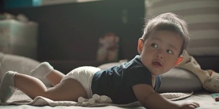 一个6-11个月大的男婴独自坐着