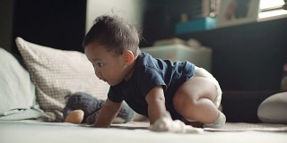 一个6-11个月大的男婴独自坐着