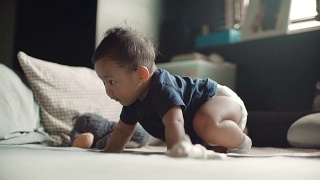 一个6-11个月大的男婴独自坐着视频素材模板下载