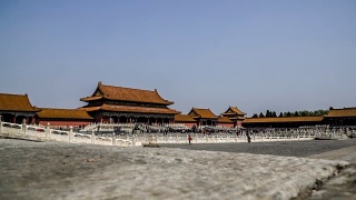 拥挤的游客在中国北京的紫禁城中徘徊视频素材模板下载