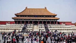 拥挤的游客在中国北京的紫禁城中徘徊视频素材模板下载