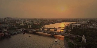 曼谷Phra Phuttha Yodfa桥的空中日落