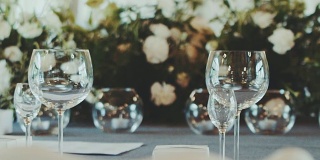 白色花朵装饰的婚宴场地