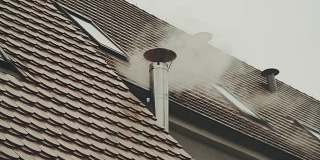 屋顶烟囱冒烟