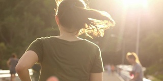 超级慢镜头:一位年轻女子在夕阳下慢跑