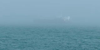 货船在浓雾中