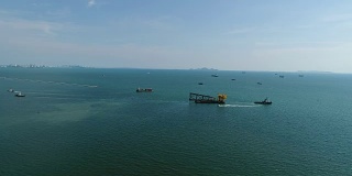 拖船装载海上石油钻井平台的鸟瞰图