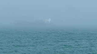 货船被浓雾遮住了视频素材模板下载