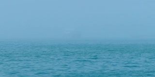船只在浓雾中航行