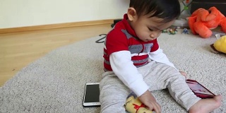 越南婴儿玩手机