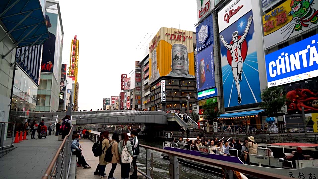 大阪市场街上拥挤的人群