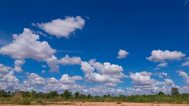 云掠过大地和田野