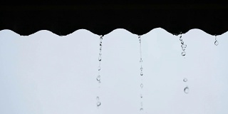 在泰国的雨季，雨水从屋顶上滴下来