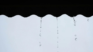 在泰国的雨季，雨水从屋顶上滴下来视频素材模板下载
