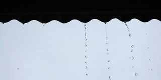 在泰国的雨季，雨水从屋顶上滴下来