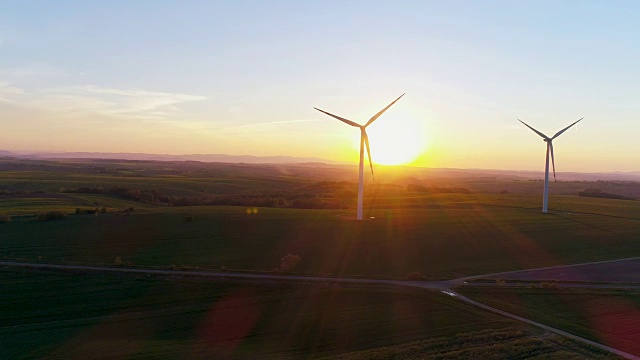 能源生产在日落时风车。