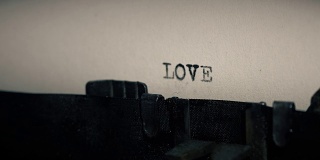 老式打字机的打字条打印出“爱”字