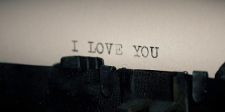 老式打字机打印出“我爱你”