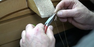 男人用钳子手工制作珠宝