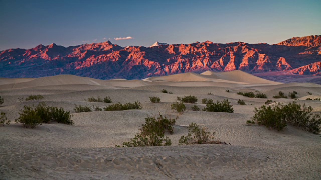 死亡谷国家公园牧豆树沙丘和山脉