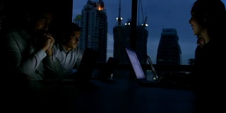 商务人士使用笔记本电脑在办公室会议在晚上全高清视频格式。