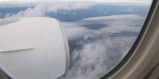 从飞机窗口看到的掠过的云