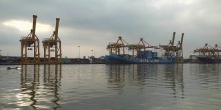 航拍曼谷商业港口的集装箱沿饶普拉雅河，泰国曼谷。