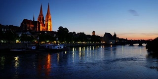 雷根斯堡老城和蓝色时刻的多瑙河