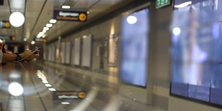 一名男子在地铁站使用手机
