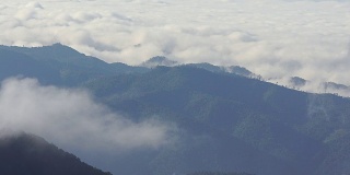 云雾飘过山顶的戏剧性场面。