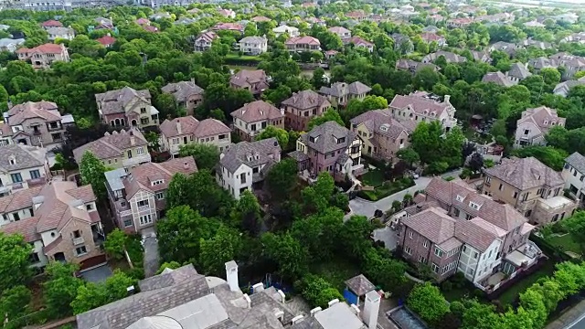 独立复式住宅的实时鸟瞰图