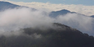 云雾飘过山顶的戏剧性场面。