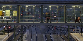 步行穿过火车站行人天桥的乘客