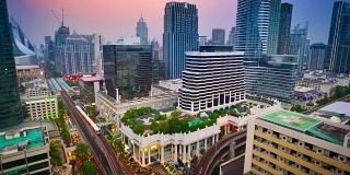 曼谷市中心的写字楼，购物中心，空中列车